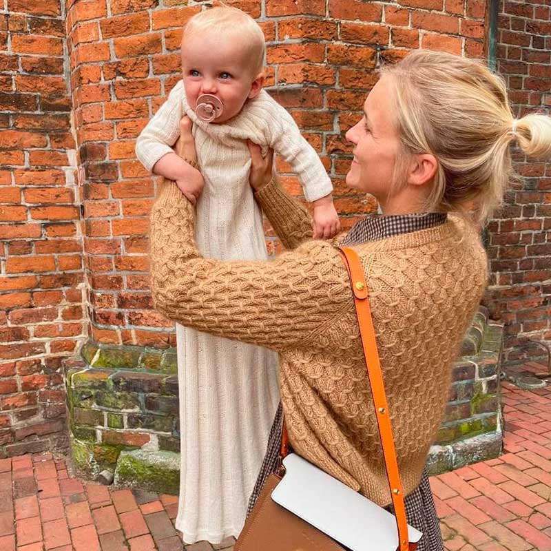 Strikkekit Annas Dåbskjole fra PetiteKnit i Sunday Garn - KreStoffer