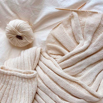 Strikkekit Annas Dåbskjole fra PetiteKnit i Sunday Garn - KreStoffer