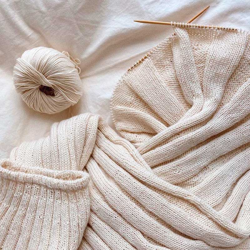 Strikkekit Annas Dåbskjole fra PetiteKnit i Sunday Garn - KreStoffer