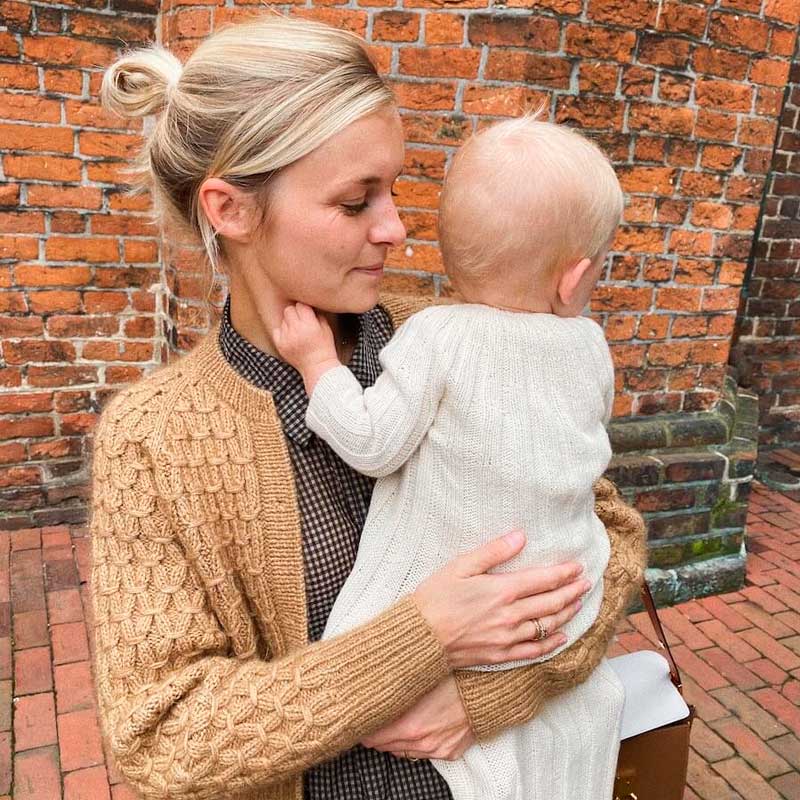 Strikkekit Annas Dåbskjole fra PetiteKnit i Sunday Garn