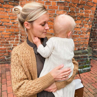 Strikkekit Annas Dåbskjole fra PetiteKnit i Sunday Garn - KreStoffer