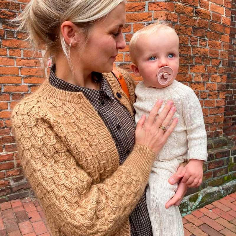 Strikkekit Annas Dåbskjole fra PetiteKnit i Sunday Garn - KreStoffer