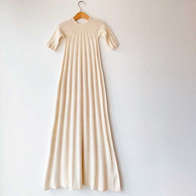 Strikkekit Annas Dåbskjole fra PetiteKnit i Sunday Garn - KreStoffer