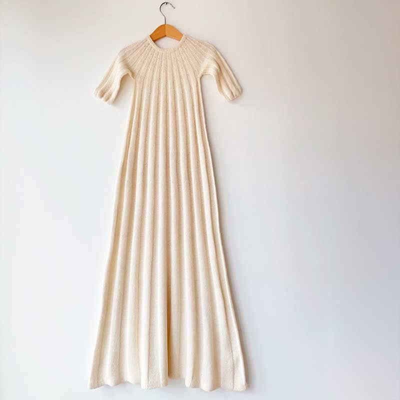 Strikkekit Annas Dåbskjole fra PetiteKnit i Sunday Garn - KreStoffer