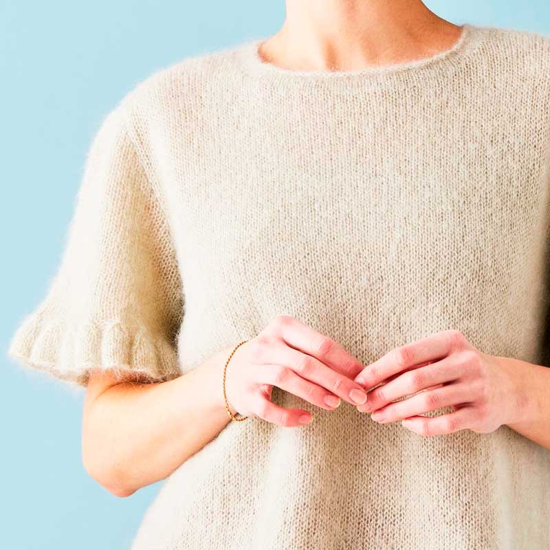 Strikkekit Bluse med flæsekanter i 2 tråde Angel garn fra Permin