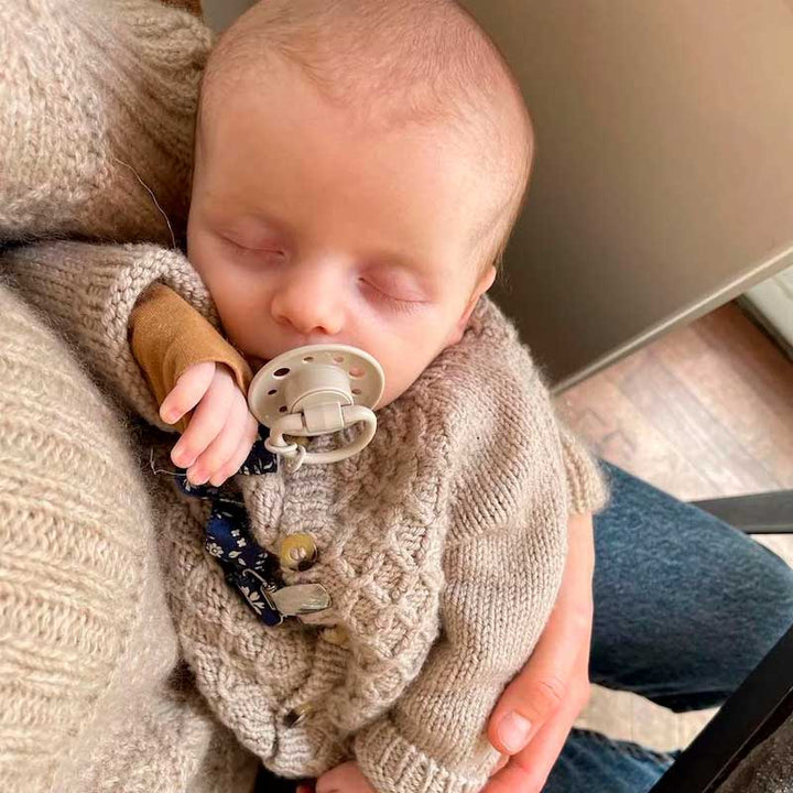 Strikkekit Carls Cardigan fra PetiteKnit i Double Sunday