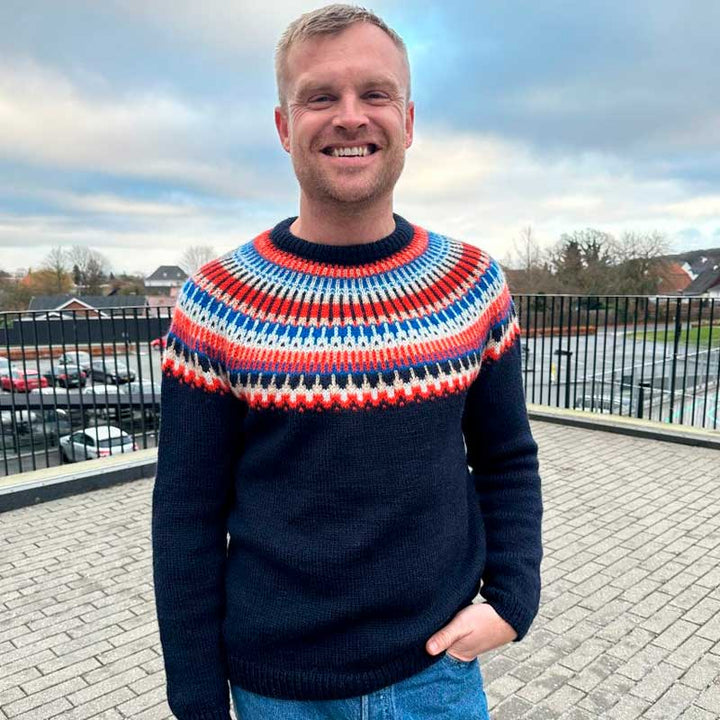Strikkekit Celeste Sweater Man fra PetiteKnit i Peer Gynt garn