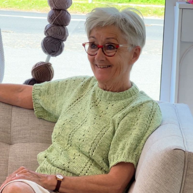 Strikkekit Cornelia Tee i Tynd Line garn fra Sandnes