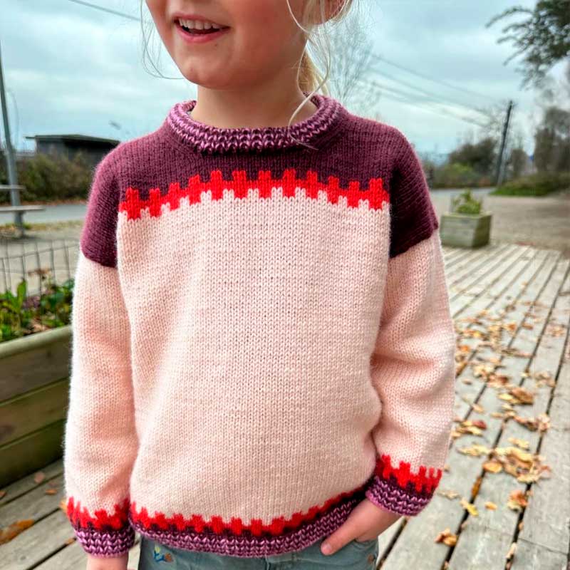 Strikkekit Cross Sweater Junior i Peer Gynt fra PetiteKnit - KreStoffer