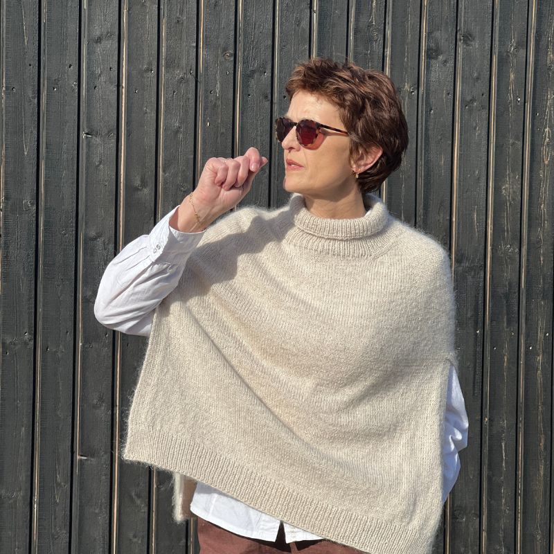 Strikkekit Darcy Cape fra Le knit i Sunday og Tynd Silk Mohair
