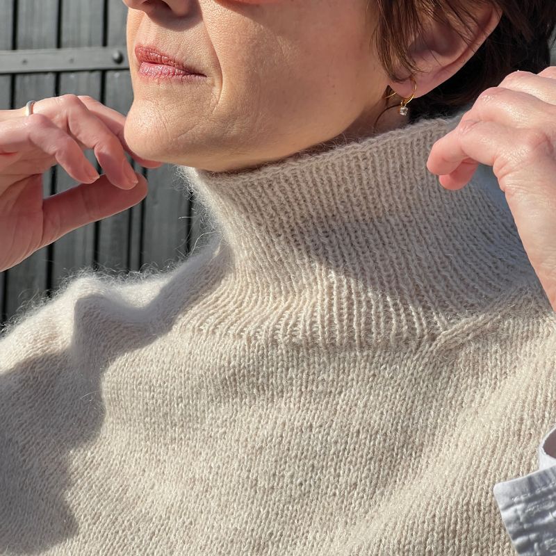 Strikkekit Darcy Cape fra Le knit i Sunday og Tynd Silk Mohair