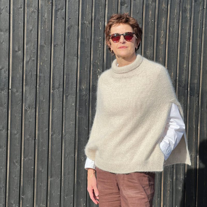 Strikkekit Darcy Cape fra Le knit i Sunday og Tynd Silk Mohair