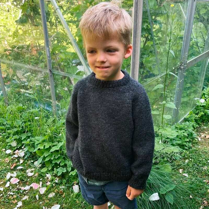 Strikkekit, Hanstholm Sweater Junior fra PetiteKnit i Peer Gynt garn - KreStoffer
