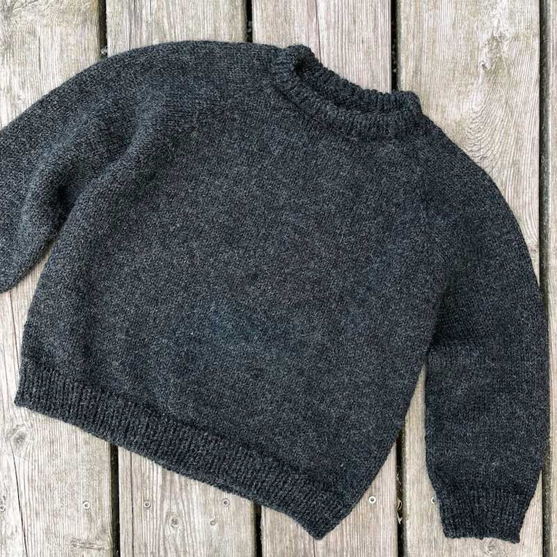 Strikkekit, Hanstholm Sweater Junior fra PetiteKnit i Peer Gynt garn - KreStoffer