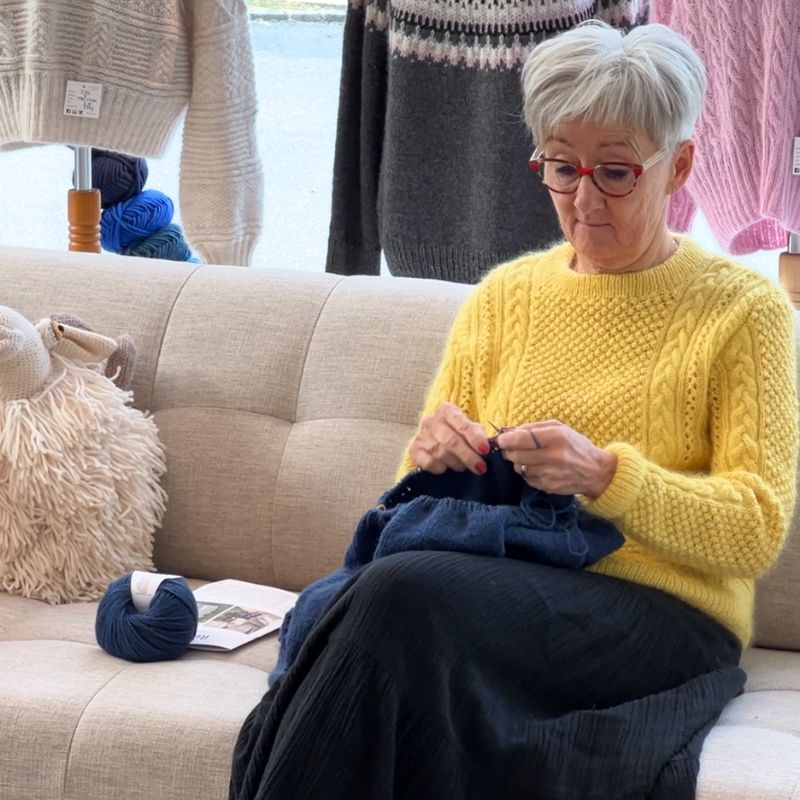 Strikkekit Isla sweater fra Le knit i Sunday og Tynd Silk Mohair