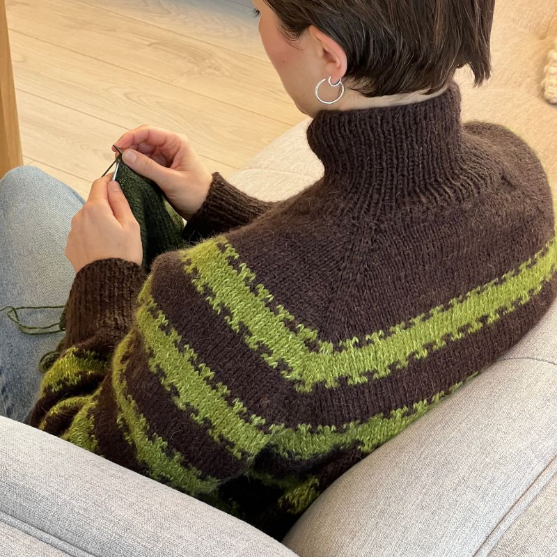 Strikkekit Key Sweater fra PetiteKnit i Peer Gynt og Alpakka Følgetråd - KreStoffer