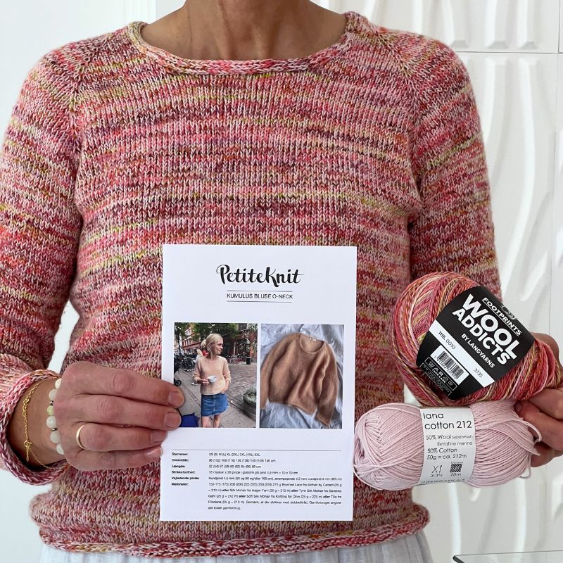 Strikkekit Kumulus Bluse O-neck fra PetiteKnit i Footprints og Lana Cotton