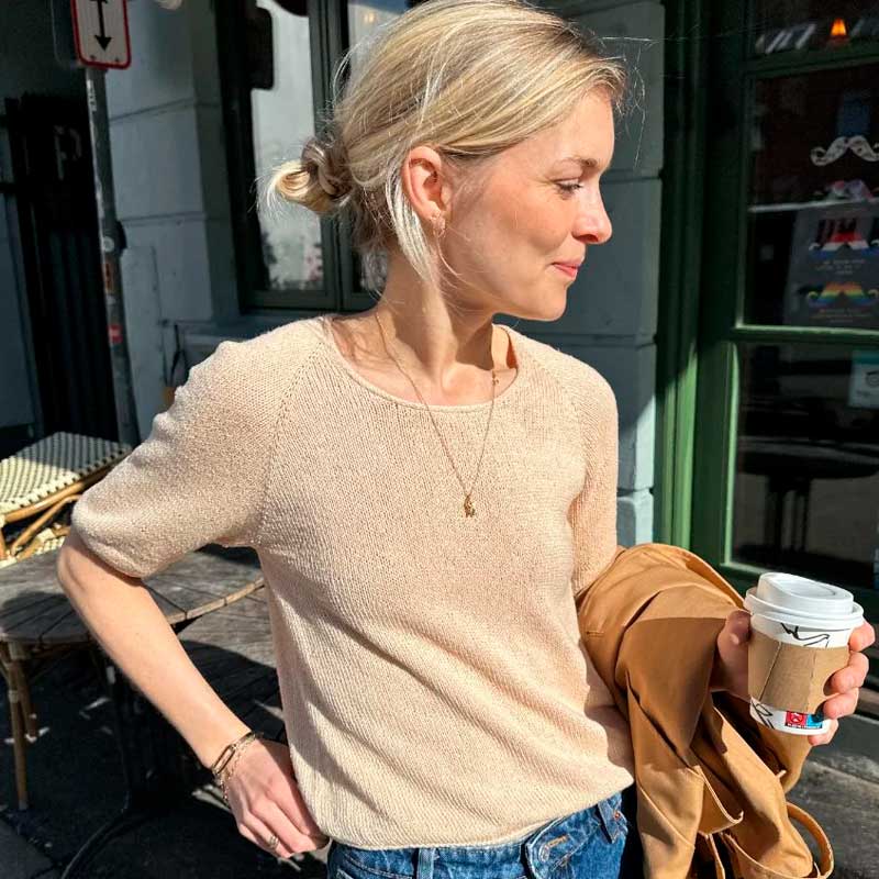 Strikkekit Kumulus Tee O-Neck fra PetiteKnit i Footprints og Lana Cotton