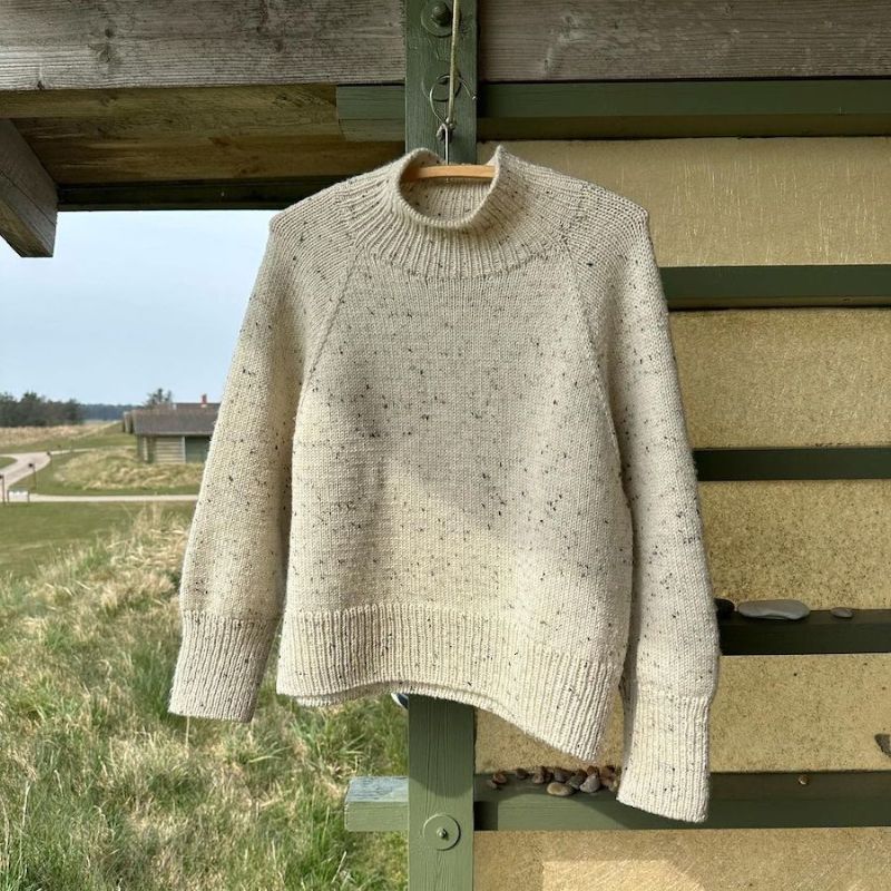 Strikkekit Louvre Sweater fra PetiteKnit i Peer Gynt garn