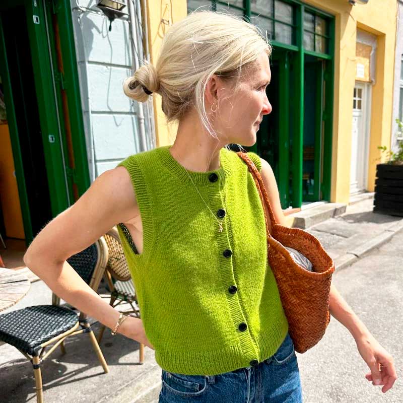 Strikkekit Maggie vest fra PetiteKnit i Double Sunday fra Sandnes