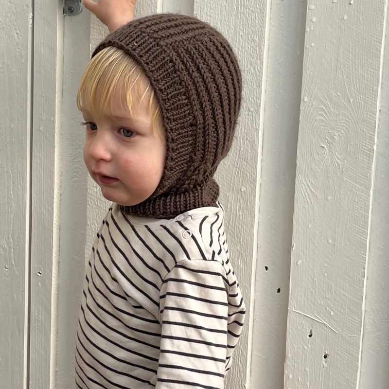 Strikkekit November Balaclava Mini fra PetiteKnit i Extrafine Merino 90