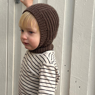 Strikkekit November Balaclava Mini fra PetiteKnit i Extrafine Merino 90 - KreStoffer