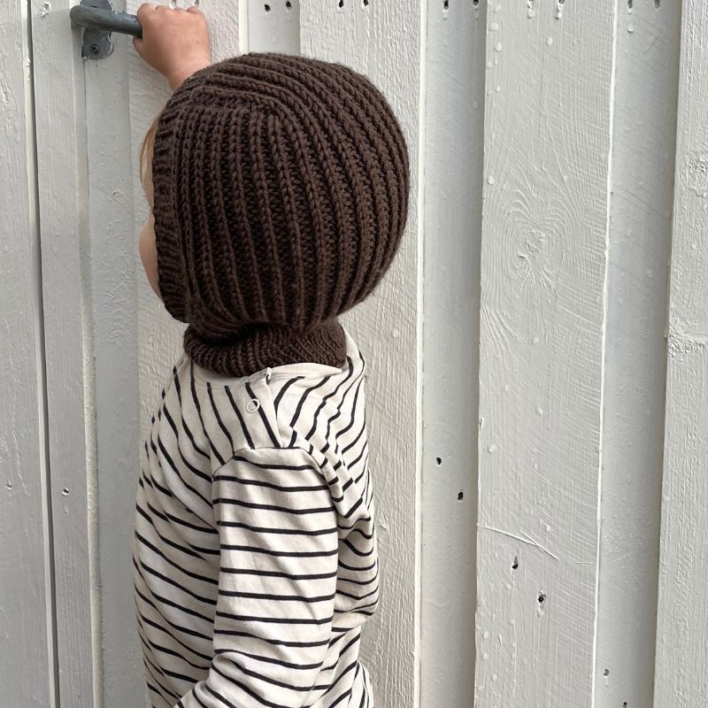 Strikkekit November Balaclava Mini fra PetiteKnit i Extrafine Merino 90
