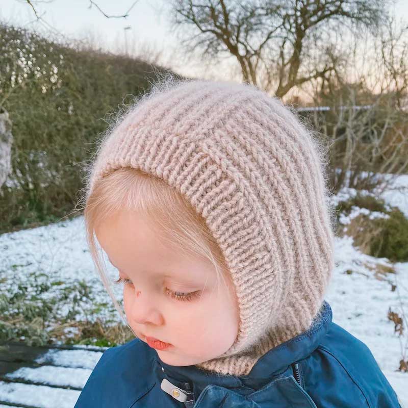 Strikkekit November Balaclava Mini fra PetiteKnit i Extrafine Merino 90