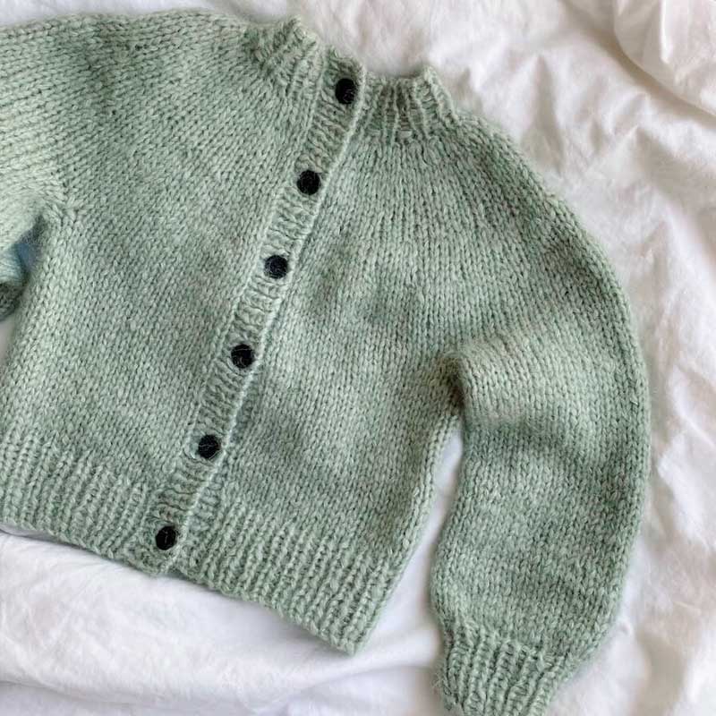 Strikkekit Novice Cardigan Mini Chunky Edition fra PetiteKnit - KreStoffer