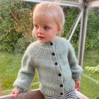 Strikkekit Novice Cardigan Mini Chunky Edition fra PetiteKnit - KreStoffer