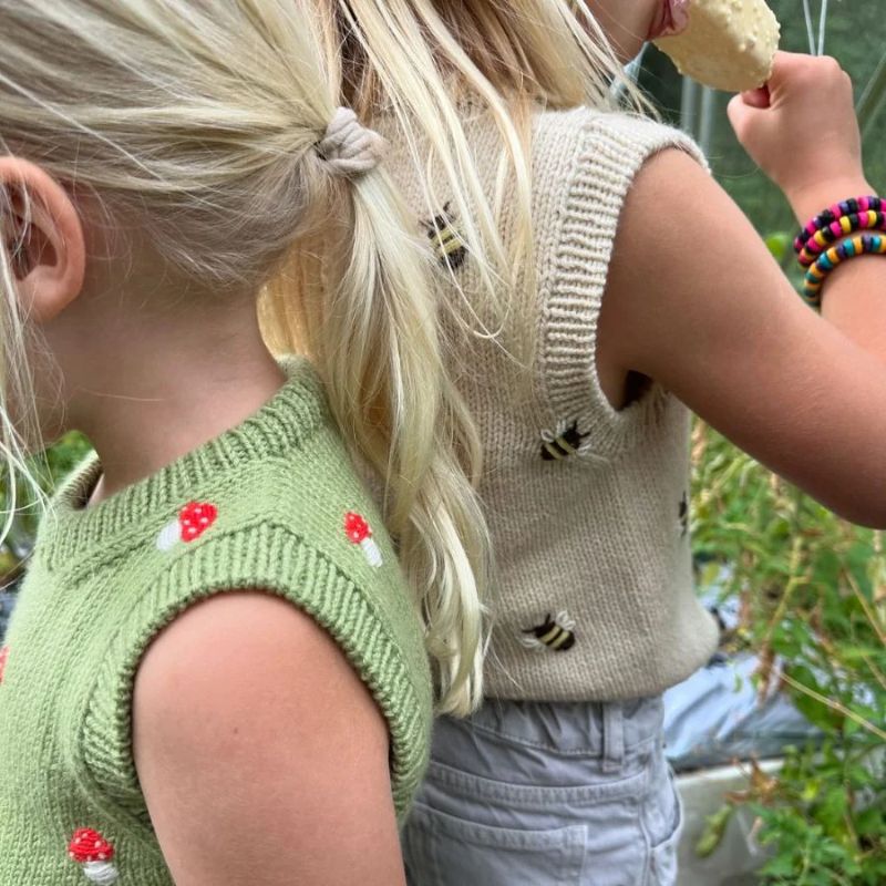 Strikkekit Novice Slipover Junior fra PetiteKnit i Peer Gynt