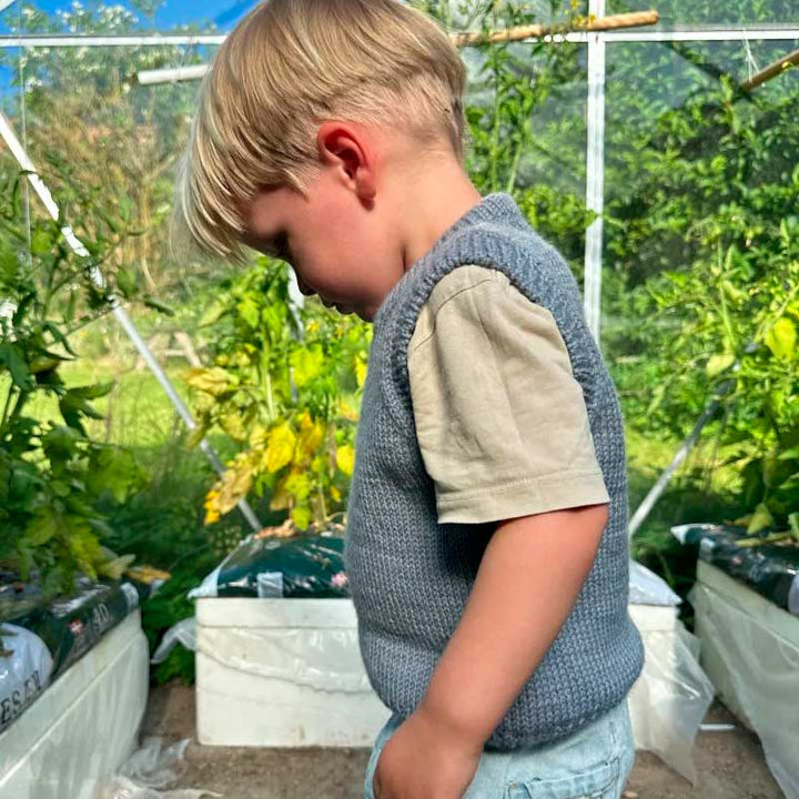 Strikkekit Novice Slipover Junior fra PetiteKnit i Peer Gynt