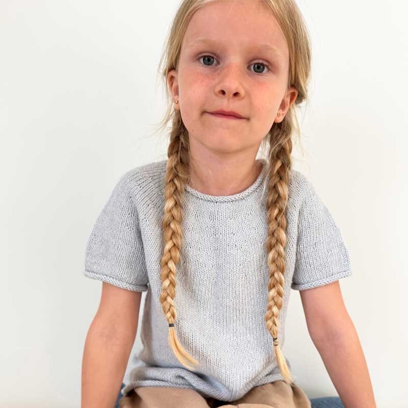 Strikkekit Plain Yoke Tee 20 Junior fra Le Knit i Line garn