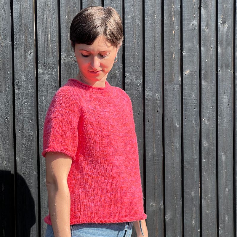 Strikkekit Plain Yoke Tee 22 fra Le Knit i Mandarin Petit og Alpakka Følgetråd