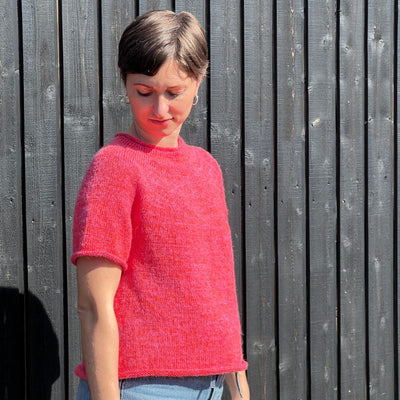 Strikkekit Plain Yoke Tee 22 fra Le Knit i Mandarin Petit og Alpakka Følgetråd - KreStoffer