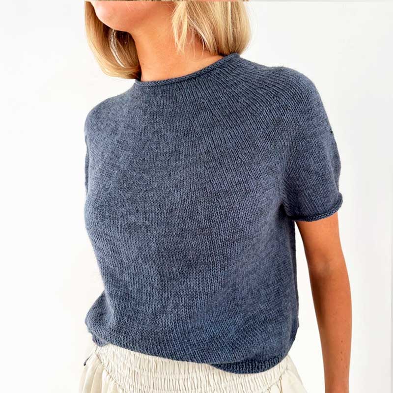 Strikkekit Plain Yoke Tee 22 fra Le Knit i Tynd Line og Alpakka Følgetråd