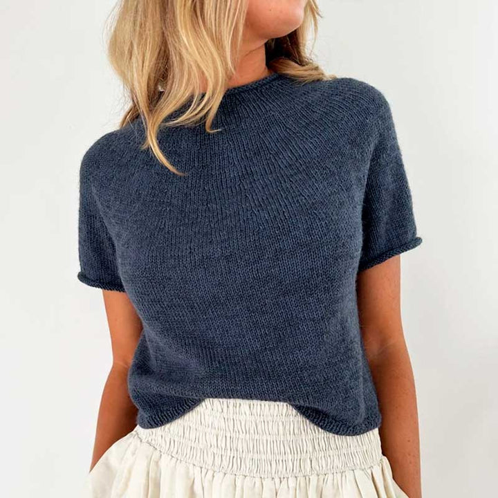 Strikkekit Plain Yoke Tee 22 fra Le Knit i Tynd Line og Alpakka Følgetråd