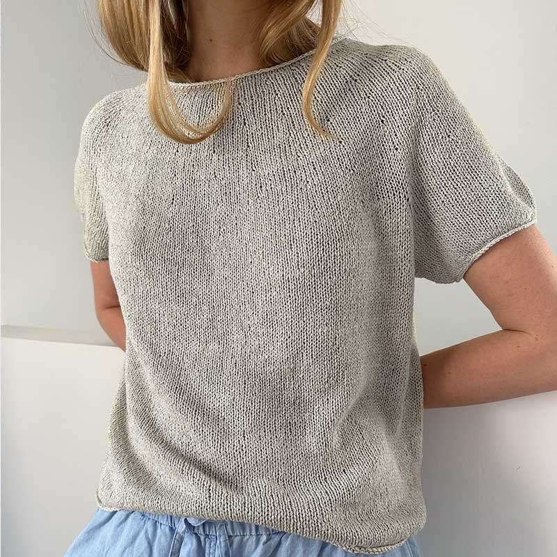 Strikkekit Plain Yoke Tee 22 fra Le Knit i Tynd Line og Alpakka Følgetråd