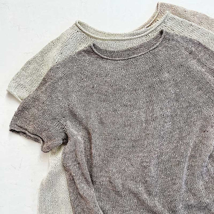 Strikkekit Plain Yoke Tee 22 fra Le Knit i Tynd Line og Alpakka Følgetråd