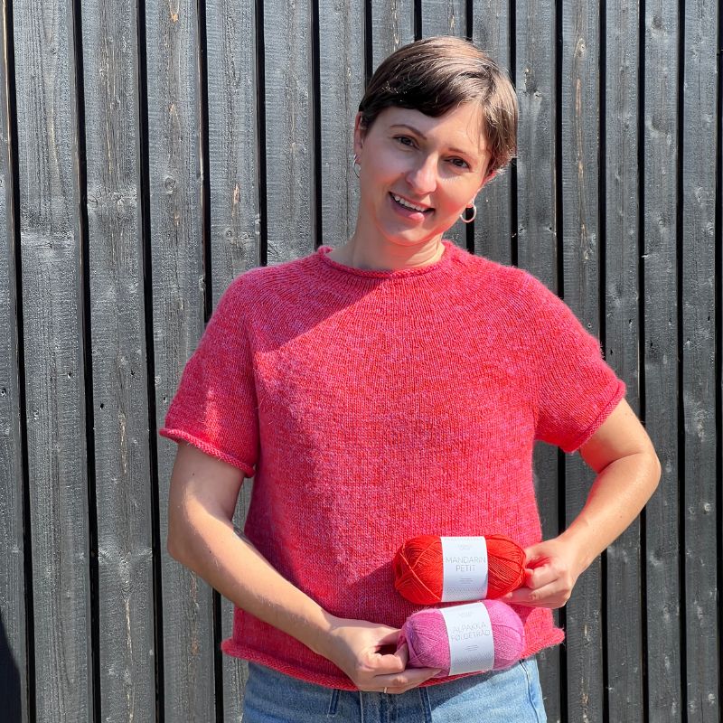 Strikkekit Plain Yoke Tee 22 fra Le Knit i Mandarin Petit og Alpakka Følgetråd