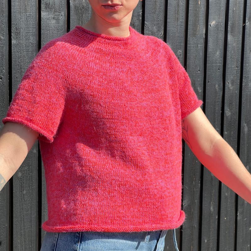 Strikkekit Plain Yoke Tee 22 fra Le Knit i Mandarin Petit og Alpakka Følgetråd - KreStoffer