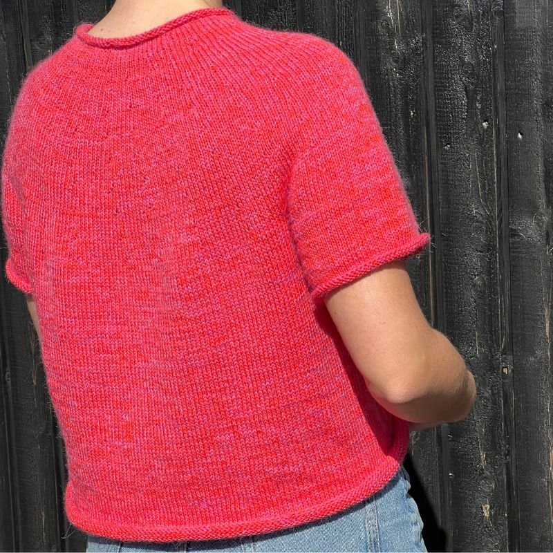 Strikkekit Plain Yoke Tee 22 fra Le Knit i Tynd Line og Alpakka Følgetråd