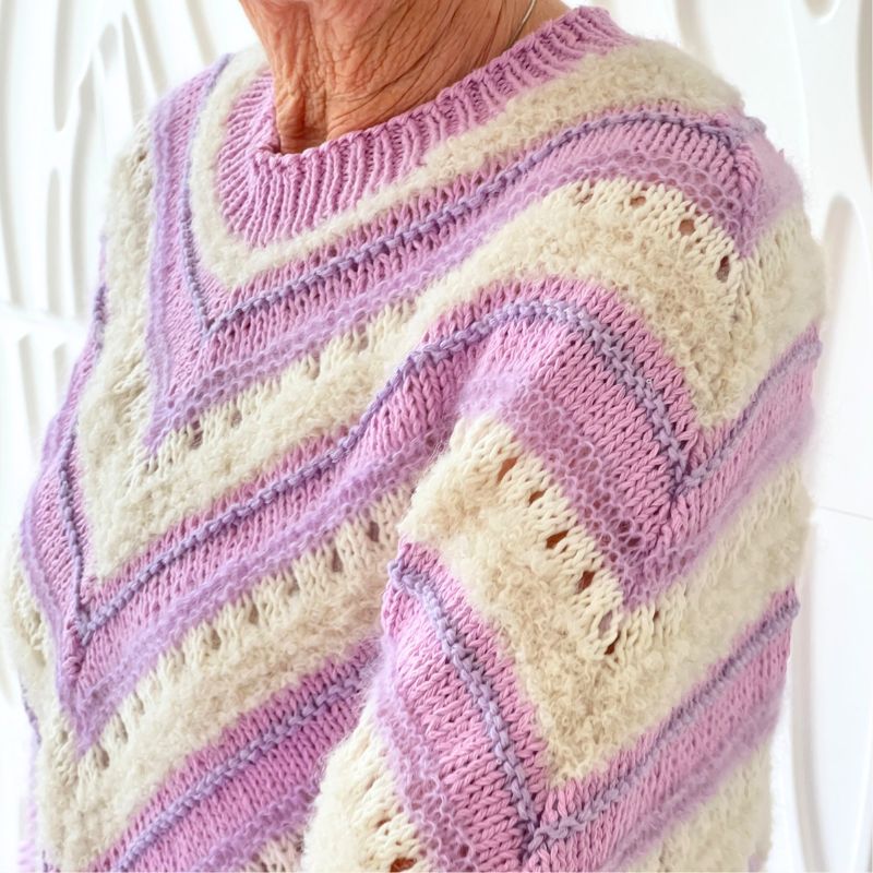 Retro strikbluse i lilla/rosa og råhvide skråstriber