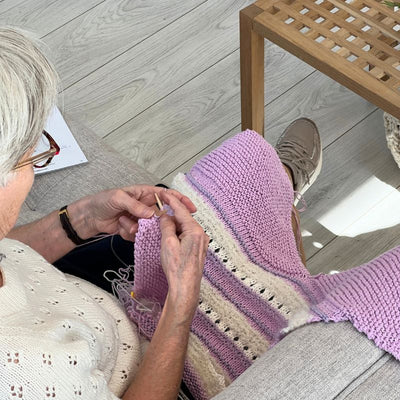 Strikkekit Retro strikbluse med skråstriber inkl. gratis opskrift - KreStoffer
