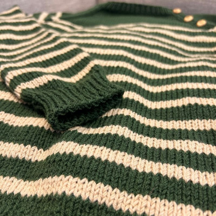 Strikkekit Seaside Sweater Junior fra PetiteKnit i Sunday Garn
