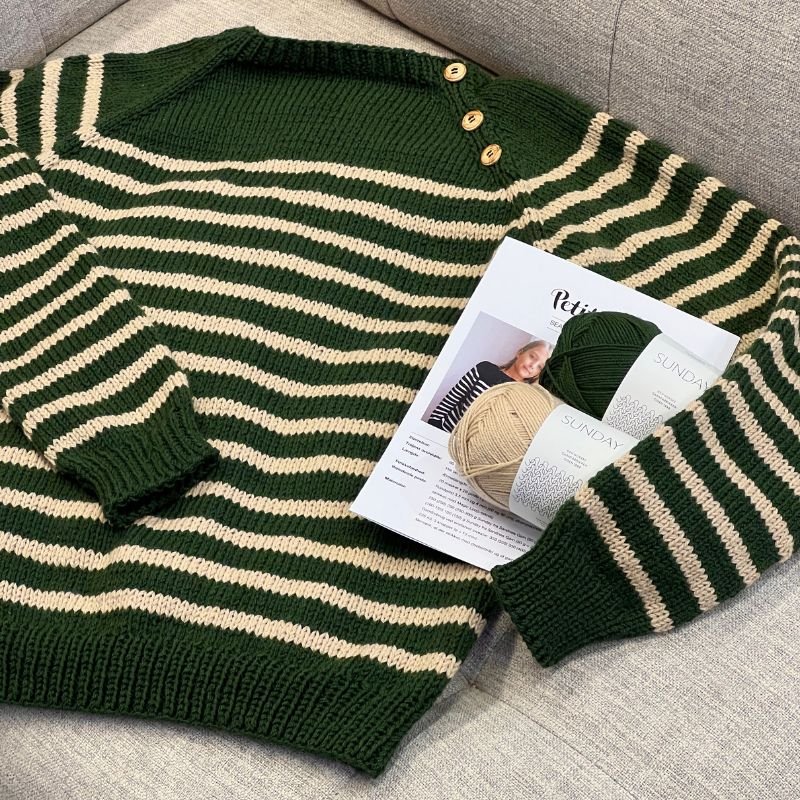 Strikkekit Seaside Sweater Junior fra PetiteKnit i Sunday Garn