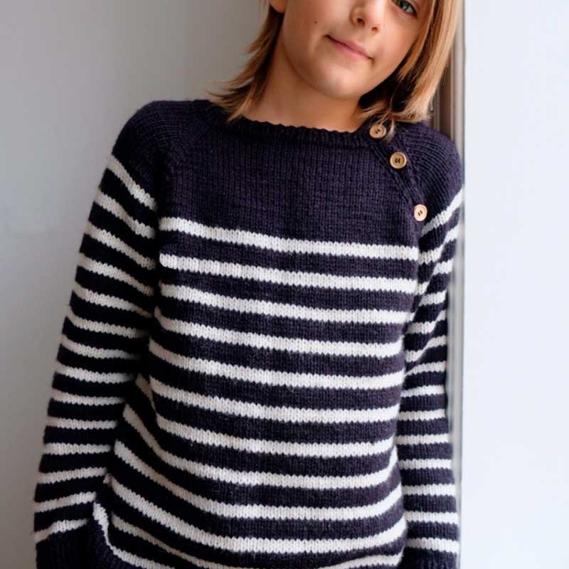 Strikkekit Seaside Sweater Junior fra PetiteKnit i Sunday Garn