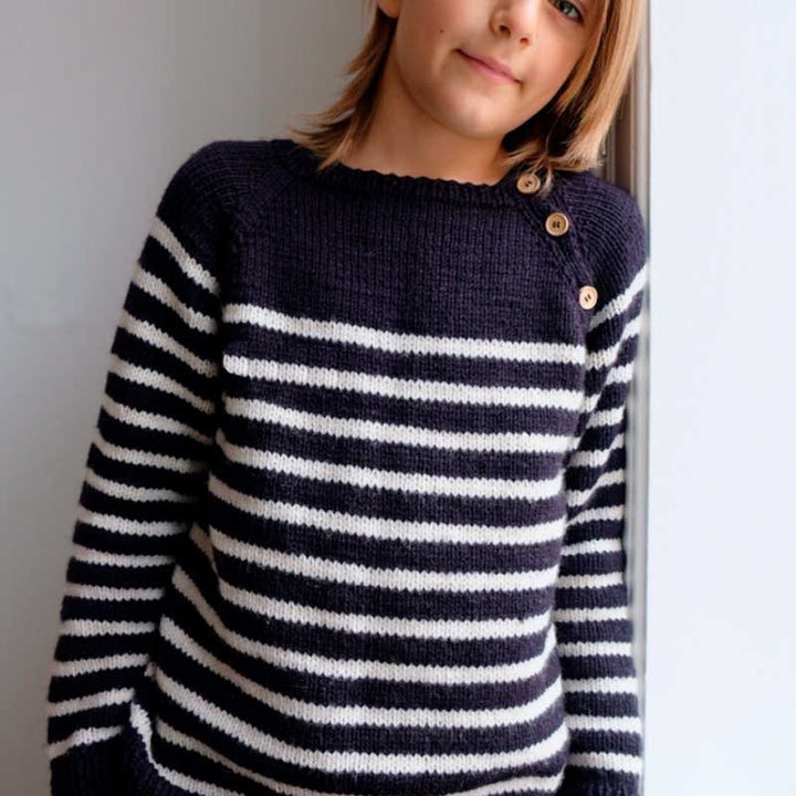 Strikkekit Seaside Sweater Junior fra PetiteKnit i Sunday Garn