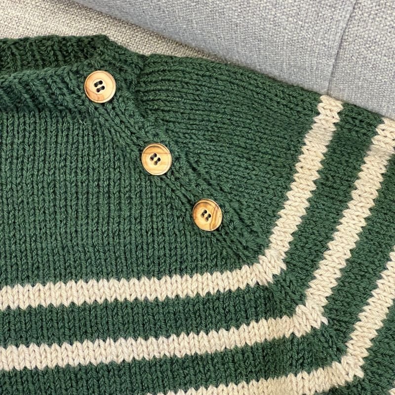 Strikkekit Seaside Sweater Junior fra PetiteKnit i Sunday Garn
