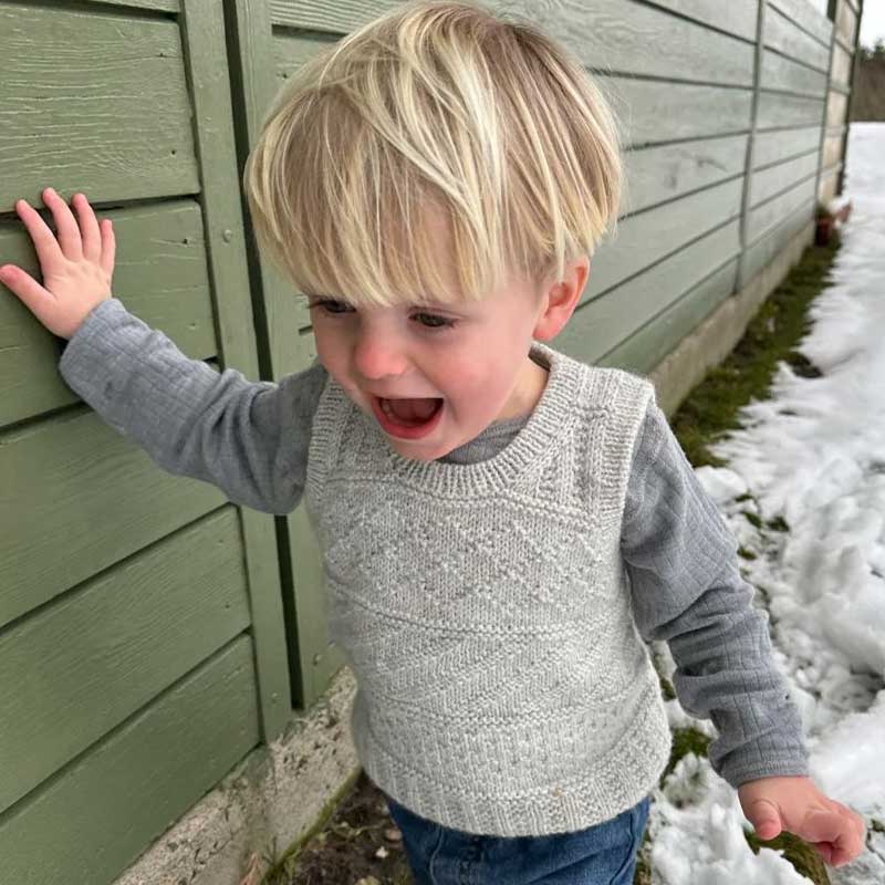 Strikkekit Storm Slipover Junior fra PetiteKnit i Peer Gynt garn